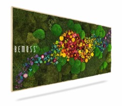 Een rechthoekig verticaal tuinkunstwerk van BEMOSS, deze prachtige Mosschilderij PLANTEN Acebo heeft levendig groen mos en een kleurrijke reeks bloemen en planten in het midden, waardoor de illusie ontstaat van een bloeiende rivier van flora door een groen landschap.