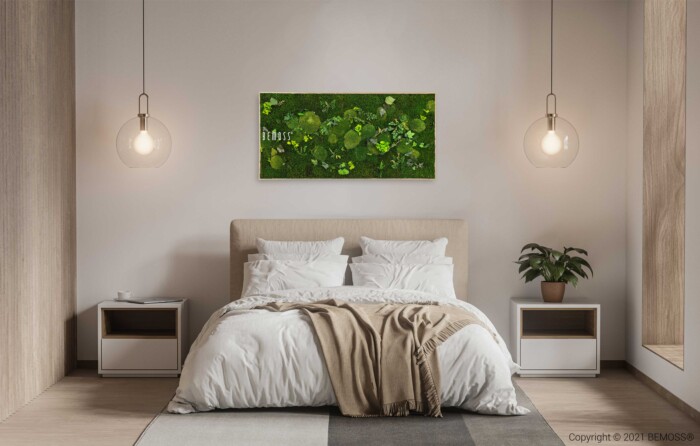Minimalistische slaapkamer met een netjes opgemaakt bed met wit beddengoed en een beige deken. Het bed wordt geflankeerd door twee witte nachtkastjes met houten accenten, elk met een hangende hanglamp. Op het rechter nachtkastje staat een plant en boven het bed hangt Mosschilderij PLANTEN Mesia.