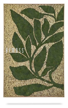 Een ingelijst kunstwerk met een groen bladontwerp op een beige gestructureerde achtergrond. Het woord "Earth Rochoso" bevindt zich aan de linkerkant van de afbeelding. Deze moswand-compositie benadrukt natuurlijke elementen met een simplistische en elegante stijl.