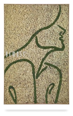 Een wandkleed heeft een abstract ontwerp gemaakt van gestructureerde materialen in beige tinten met groene lijnen die de omtrek vormen van het zijprofiel en de schouders van een menselijke figuur. Het woord "Earth Joao" staat links van de figuur in witte tekst, wat de natuurlijke charme van een moswand oproept.
