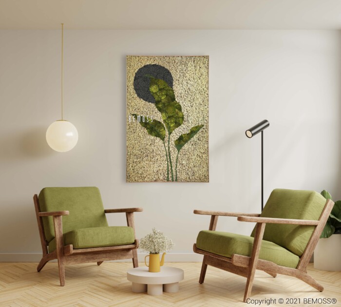 Een minimalistische woonkamer met twee stoelen met groene kussens rond een kleine ronde tafel met een potplant. Naast één stoel staat een moderne vloerlamp, terwijl aan het plafond een ronde hanglamp hangt. Een grote botanische Earth Barrado siert de muur en voegt een natuurlijk tintje toe.