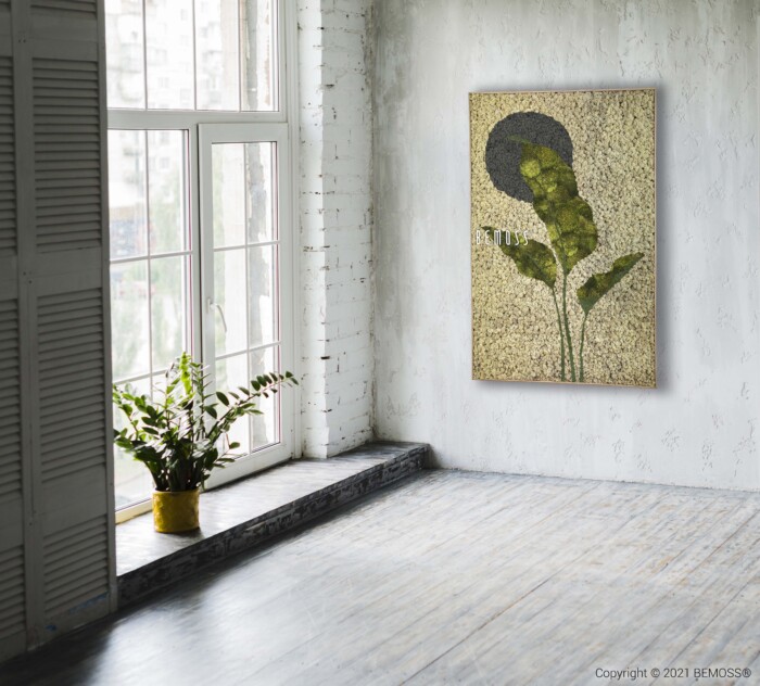 Een moderne, minimalistische kamer met een groot raam aan de linkerkant waardoor natuurlijk licht de ruimte vult. Op de vensterbank staat een potplant. Het middelpunt is een Earth Barrado op de rechtermuur met abstracte botanische elementen en het woord 