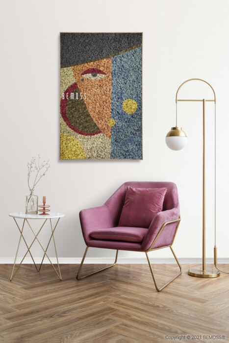Een moderne woonkamer is voorzien van een paars fluwelen fauteuil met gouden poten, een geometrische bijzettafel met een vaas en gedroogde takken, en een gouden vloerlamp met een witte bolvormige kap. Boven de fauteuil hangt een kleurrijke abstracte Abstract Agallas met de tekst 