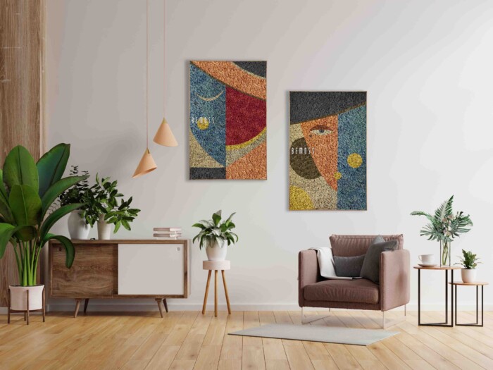 Een moderne woonkamer is voorzien van houten vloeren, een bruine fauteuil met kussens en een dressoir met planten. Aan de muur boven het dressoir hangen twee abstracte Agallas. Minimalistische hanglampen hangen aan het plafond en een mix van hoge en korte planten, waaronder een levendige BEMOSS-mosschilderij, siert de kamer.