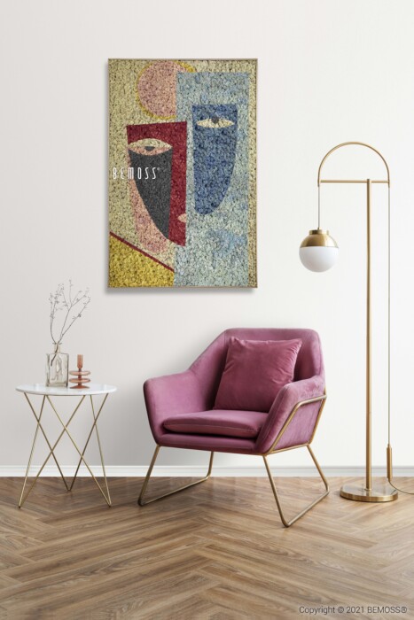 Een moderne woonkamer is voorzien van een paarse fauteuil met gouden poten op een houten vloer. Ernaast staat op een klein wit bijzettafeltje een vaas met gedroogde takken en een boek. Boven de stoel hangt een abstract kunstwerk met twee kleurrijke gezichten. Als aanvulling op het decor is er een abstracte Rochoso, die een natuurlijke textuur aan de ruimte toevoegt.