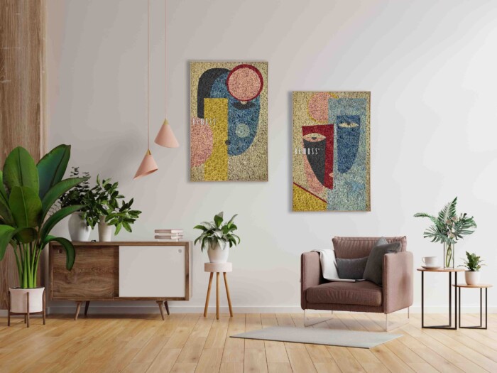 Een moderne woonkamer is voorzien van lichte houten vloeren, witte muren en abstracte kunst aan de muur. Een comfortabele bruine fauteuil met kussen, diverse groene planten, een houten dressoir, een witte vaas en een gouden hanglamp dragen bij aan de gezellige en stijlvolle inrichting. Een abstracte Rochoso voegt een uniek tintje toe.