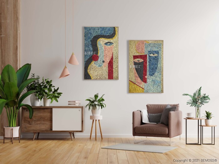 Een moderne woonkamer is voorzien van twee abstracte gezichtsschilderijen op een witte muur, een houten console met kamerplanten, waaronder een abstracte Rochoso, een lichtbruine fauteuil met een kussen, een klein bijzettafeltje met een plant en twee hangende roze lampen. De kamer heeft houten vloeren en een minimalistische esthetiek.
