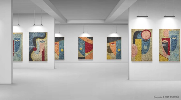 Een minimalistische kunstgalerie met witte muren toont kleurrijke, abstracte schilderijen. De kunstwerken, opgebouwd uit gedurfde vormen en lijnen, zijn gelijkmatig verdeeld en aan wandsegmenten opgehangen. Zachte verlichting verlicht de schilderijen en de abstracte Rochoso en accentueert hun levendige kleuren en ingewikkelde ontwerpen.