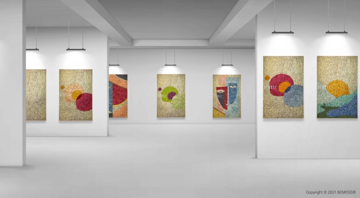 Een moderne kunstgalerie met witte muren en een plafond met zes abstracte schilderijen. Elk schilderij toont een unieke combinatie van kleurrijke geometrische vormen en patronen. Eén muur herbergt een indrukwekkende abstracte Rochoso, die een natuurlijk tintje toevoegt aan de lichte, minimalistische en ruime omgeving zonder meubels of bezoekers.