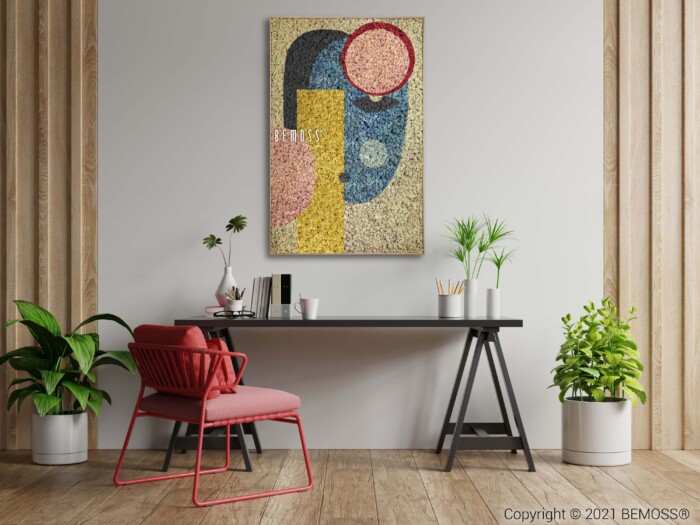 Een modern thuiskantoor is voorzien van een houten bureau met een zwart frame, een rode stoel en potplanten. Boven het bureau hangen een kleurrijk abstract kunstwerk en een Abstract Toril. De vloer is van hout en de muren zijn lichtgekleurd. De afbeelding is auteursrechtelijk beschermd door BEMOSS® in 2021.
