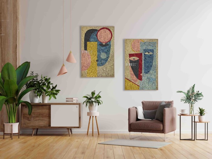 Een moderne woonkamer met witte muren met twee abstracte schilderijen. De kamer heeft een bruine fauteuil, een houten dressoir, potplanten en een lichte houten vloer. Een verbluffende abstracte Toril voegt een milieuvriendelijk tintje toe, terwijl hanglampen aan het plafond hangen en de eigentijdse sfeer versterken.
