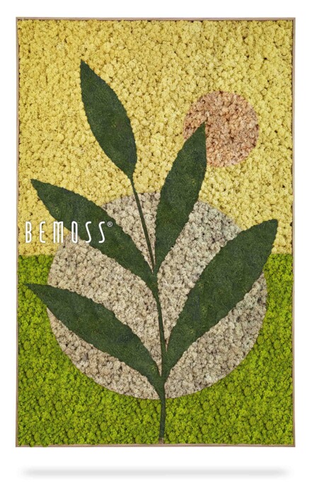 Een rechthoekige abstracte Isna mosschilderij is voorzien van het BEMOSS-logo met een plant van vijf groene bladeren tegen een gestileerde, gestructureerde achtergrond. De achtergrond bestaat uit een gele bovenste helft met een zon of maan, en een groene onderste helft, gescheiden door een grijze ovale vorm.