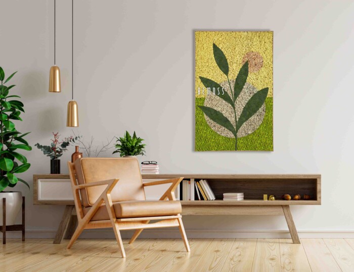 Een minimalistische woonkamer met een lichtbruine leren fauteuil, een houten console met planten en decor, hangende hanglampen en een abstract botanisch Isna-kunstwerk aan de muur met getextureerde mosbladeren en het woord 'BLOSS' tegen een groene en gele achtergrond. De kamer heeft een serene sfeer.