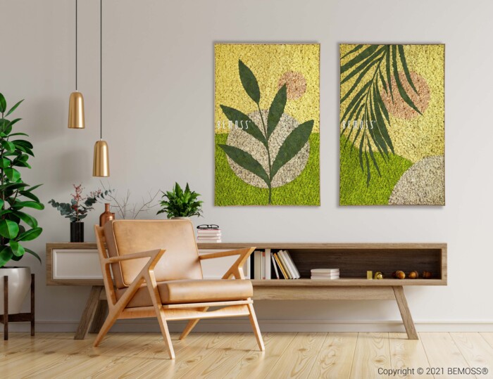 Een moderne woonkamer is voorzien van een comfortabele bruinleren fauteuil, een houten consoletafel en twee ingelijste botanische kunstwerken aan de muur. De kamer is versierd met planten, waaronder een abstracte Isna, en warme verlichting, waardoor een gezellige en uitnodigende sfeer ontstaat.