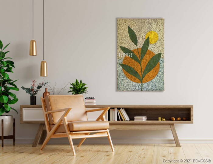 Een moderne woonkamer is voorzien van een houten stoel met lichtbruine kussens, een houten dressoir met planten, boeken en decoratieve items. Boven het dressoir hangt een kleurrijke abstracte Alvaro-bladschildering met de tekst 