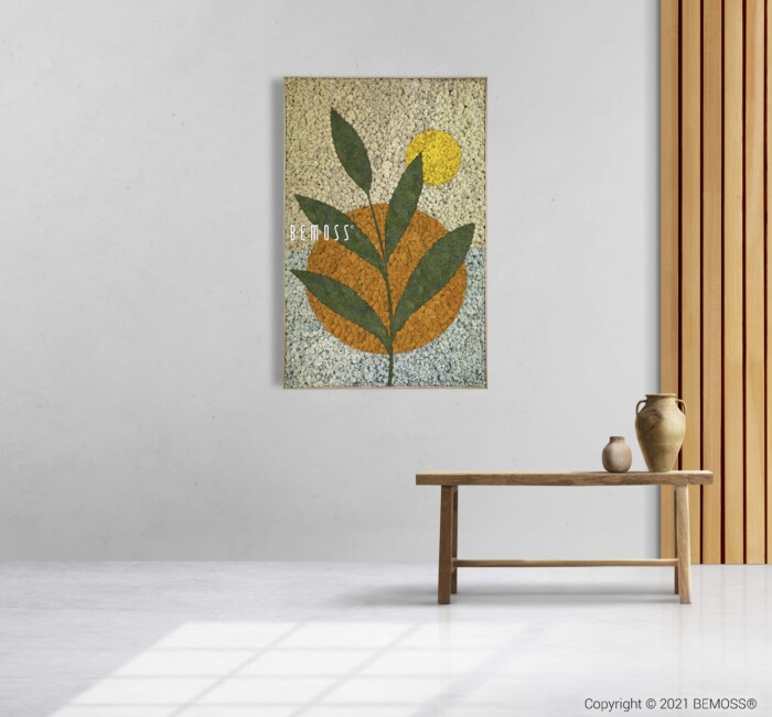 Een minimalistische kamer met een houten bank en twee keramische vazen. Aan de lichtgrijze muur hangt een ingelijste abstracte Alvaro met een bladmotief. Licht stroomt vanaf de zijkant naar binnen en werpt schaduwen op de gladde vloer. Copyrighttekst rechtsonder luidt: 