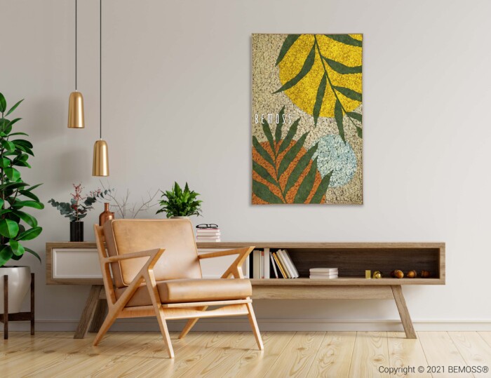 Een moderne woonkamer met een beige fauteuil met een houten frame, geplaatst naast een consoletafel uit het midden van de eeuw met boeken en decorartikelen. Boven de consoletafel is een levendige abstracte Espeja met weelderige groene patronen gemonteerd. Grenzend aan de opstelling versterken potplanten en hanglampen de esthetiek van de kamer.