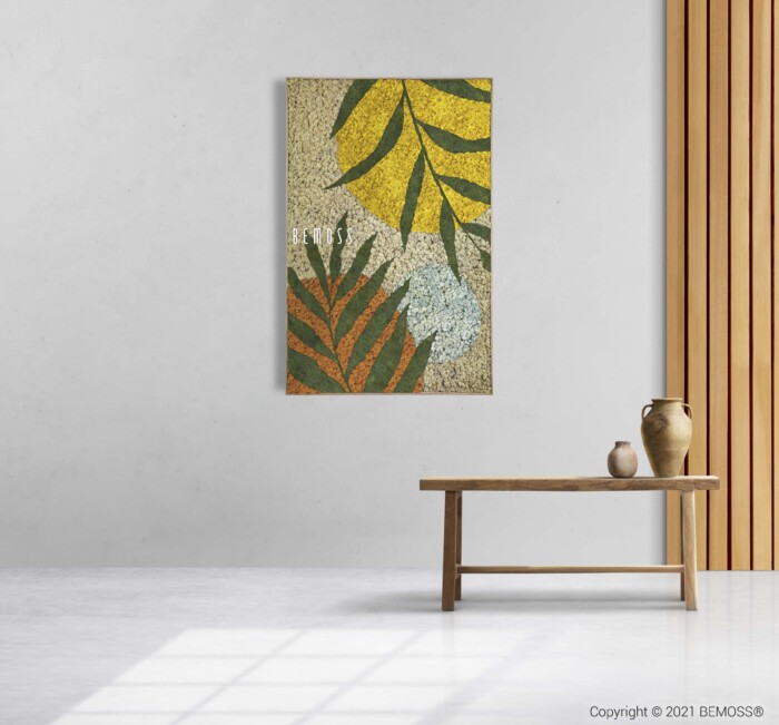 Een minimalistische kamer met een houten bankje, een vaasje en een kan in een helderwitte ruimte met rechts een lichte houten lambrisering. Een gestructureerde muur toont een kleurrijk abstract kunstwerk met bladpatronen in gele, groene, oranje en blauwe tinten, vergezeld van een elegante abstracte Espeja.