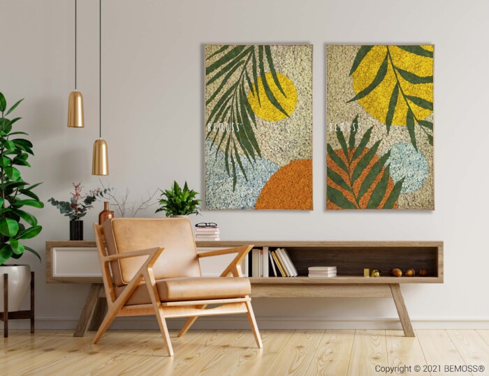 Een moderne woonkamer met een houten stoel en bruin lederen kussen bevindt zich voor een lage houten consoletafel. Aan de muur boven de console hangen twee levendige kunstwerken met bladpatronen, vergezeld van een opvallende abstracte Espeja. Een groene plant, hanglampen en diverse decorartikelen maken het geheel compleet.