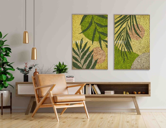 Een moderne woonkamer met een houten fauteuil met een lichtbruin kussen, een wit dressoir met boeken en decoratie, en twee levendige muurkunstwerken met een botanisch thema. De kamer is versierd met weelderige groene planten, waaronder een opvallende abstracte Muzela, en hanglampen die aan het plafond hangen.