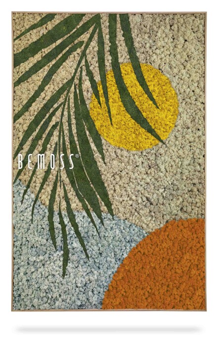 Een ingewikkeld ontworpen abstracte vidual met abstracte patronen met grote bladvormen in het groen, een gele cirkel, een oranje halve cirkel en een blauw gebied tegen een gestructureerde, gespikkelde achtergrond. Linksboven op het vloerkleed staat de merknaam 