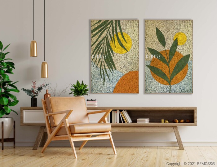 Een moderne woonkamer met houten vloer is voorzien van een beige fauteuil, een lage houten console met open planken en een hoge groene plant in een pot. Twee levendige abstracte botanische prints hangen boven de console, naast een prachtige Abstract Vidual die een vleugje natuurlijke elegantie toevoegt.