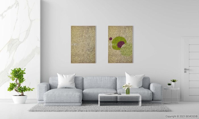 Een moderne woonkamer met een lichtgrijze bank versierd met twee witte kussens, een witte salontafel met een vaas met bloemen en een groene plant aan de linkerkant. De achtergrond bestaat uit een witte muur met Abstract Peso, naast twee abstracte schilderijen en een witte deur aan de rechterkant.
