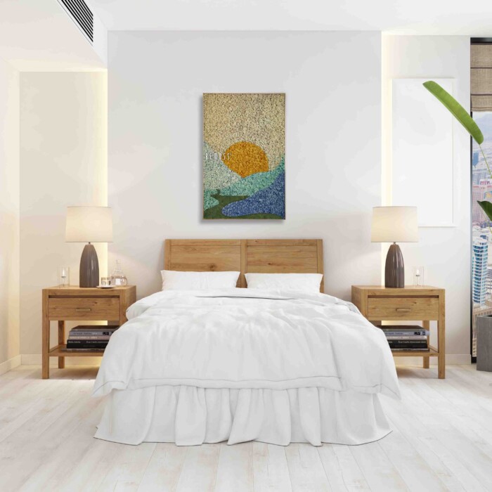 Een goed verlichte slaapkamer is voorzien van een houten bed met wit beddengoed en twee bijpassende houten nachtkastjes, elk met een lamp. Boven het bed hangt een Abstract Moral met een zon boven een landschap. De kamer heeft een frisse, minimalistische inrichting, waarbij een hoge plant zichtbaar is.