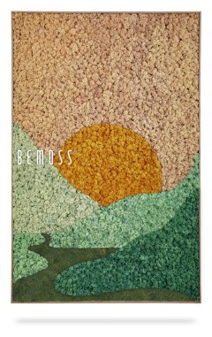 Een wandkunstwerk met textuur van BEMOSS, met een landschapsontwerp. Het kunstwerk toont een grote, geeloranje zon die ondergaat of opkomt boven groene heuvels, met een kronkelend pad dat naar de horizon leidt. Deze prachtige abstracte Cabril-scène is afgebeeld met een getuft, tapijtachtig materiaal.