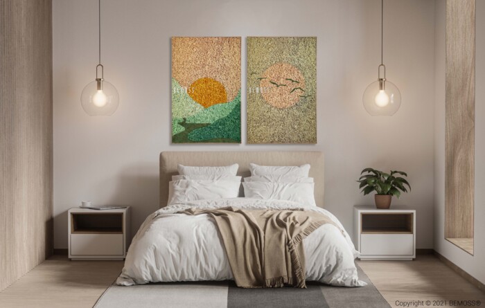 Een moderne slaapkamer is voorzien van een netjes opgemaakt bed met wit beddengoed en een beige hoofdeinde. Boven het bed hangen twee abstracte schilderijen met natuurthema's, die lijken op een Abstract Moral. Op een nachtkastje aan de rechterkant staat een plant en aan weerszijden van het bed hangen hanglampen.