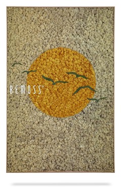 An Abstract Sierpe heeft een gestructureerd ontwerp met een grote, centrale oranje cirkel die de zon voorstelt. Verschillende groene silhouetten van vliegende vogels zijn over de zon heen gelegd. Het woord "BEMOSS®" staat op de linkerkant van het ontwerp van de moswand geschreven.