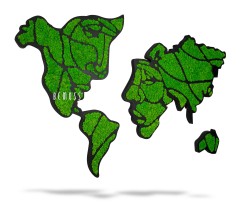 Een gestileerde wereldkaart gemaakt van groen mos op een zwarte achtergrond. De continenten vormen gezichtsprofielen, met "BEMOSS" geschreven over Midden-Amerika. Deze moderne en artistieke Mosschilderij Wereldkaart Gezichten (160x100cm) valt op door zijn unieke vormgeving.