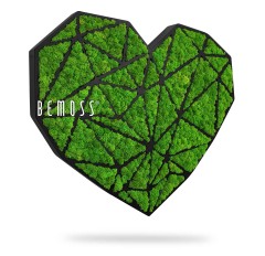 Een hartvormige decoratie met een geometrisch patroon gevuld met levendig groen mos. Op de linkerkant van het hart staat het woord "BEMOSS" in het wit gedrukt, waardoor het een unieke **Mosschilderij Acacia (114x188cm)** is. De decoratie is geplaatst tegen een effen witte achtergrond.