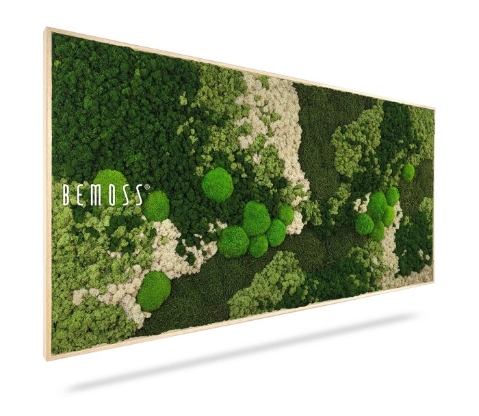 Een rechthoekig kunstwerk aan de muur met verschillende tinten bewaard groen mos en gebladerte, gerangschikt in een naturalistisch patroon. De afbeelding toont een zijaanzicht van het frame, met de merknaam 