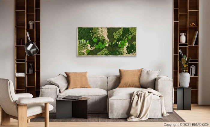 Een moderne woonkamer met een lichtgrijze zitbank versierd met lichtbruine en grijze kussens. Aan de muur erboven hangt een groen-wit abstract kunstwerk met daarop een Mosschilderij BEMOSS® ORTHO FOREST. Houten planken aan weerszijden tonen decoratieve items. Een zwarte vloerlamp en een houten stoel maken de opstelling compleet.