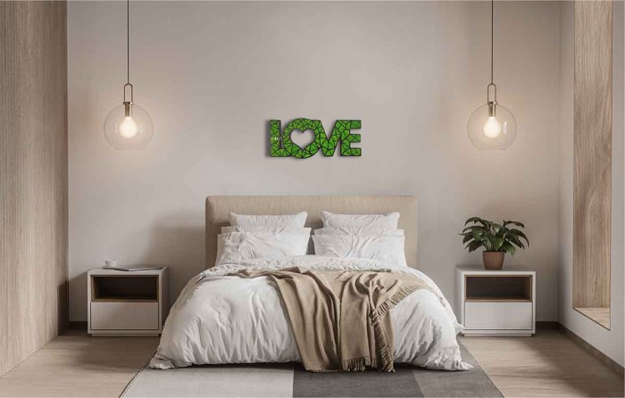 Een minimalistische slaapkamer is voorzien van een netjes opgemaakt bed met wit beddengoed en een beige deken. Aan weerszijden van het bed staan bijpassende nachtkastjes met hangende hanglampen. Boven het bed bevindt zich een Mosschilderij Acacia (114x188cm) met de spelling 
