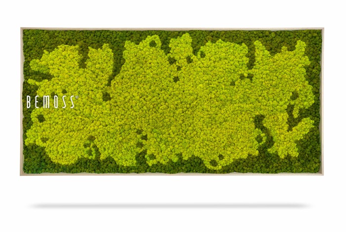 Een rechthoekig wandkunstwerk van BEMOSS met levendig groen mos in verschillende tinten, gerangschikt om een dynamisch, gestructureerd patroon te creëren. Deze prachtige Mosschilderij BEMOSS® SPLASH is ingelijst in een eenvoudige houten rand, waarbij natuurlijke elementen en modern design worden gecombineerd.