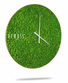 Een ronde wandklok met een unieke groene mostextuurachtergrond, met witte minimalistische uren-, minuten- en secondewijzers. De merknaam "BEMOSS" wordt in witte tekst weergegeven aan de linkerkant van de wijzerplaat. Deze Mos klok RENDIERMOS creatie past dankzij zijn organische design naadloos in elke moswand.