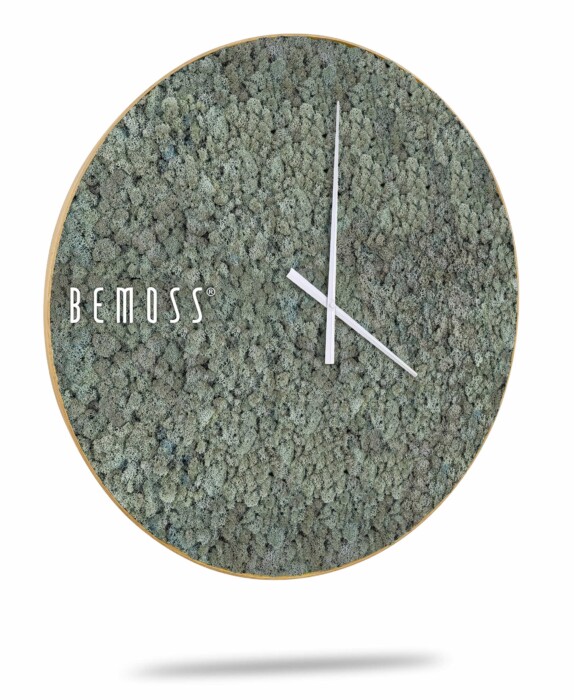 Een ronde klok met een gestructureerde, mosgroene wijzerplaat en minimalistische witte uren- en minutenwijzers. Op de linkerkant van de klok staat in witte tekst het woord 