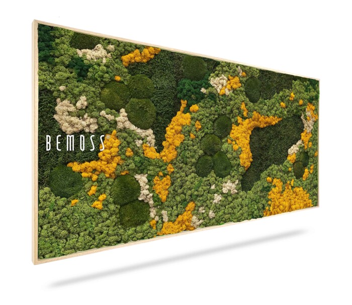 Een rechthoekig kunstwerk aan de muur met een weelderig groen en geel mosarrangement. Aan de linkerkant is het woord 