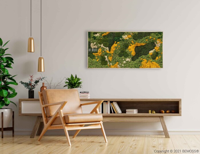 Een moderne woonkamer is voorzien van een houten stoel uit het midden van de eeuw met leren kussens, een bijpassende consoletafel en twee hanglampen. Op de console staat een plant in een pot en aan de muur erboven hangt een Mosschilderij BEMOSS® ORTHO PINK.