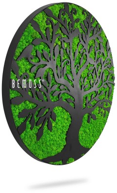 Een decoratief wandstuk met een cirkelvormig ontwerp met een zwart boomsilhouet dat levendig groen mos bedekt. Aan de linkerkant van de Mosschilderij Acacia (114x188cm) is de merknaam "BEMOSS" zichtbaar. De boom heeft ingewikkelde takken en bladerenuitsparingen.