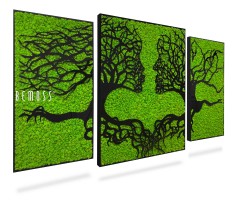 Een driedelige wandkunstset met zwarte silhouetten van de takken en wortels van een boom die menselijke profielen vormen tegen een levendige groene Mosschilderij Acacia (114x188cm) achtergrond. Het linkerpaneel toont takken met het woord "BEMOSS", het middelste paneel toont profielen en het rechterpaneel toont wortels.