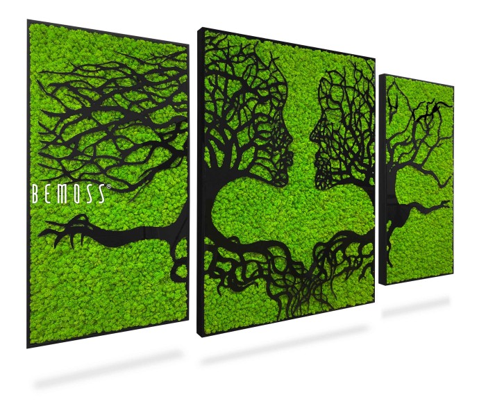 Een driedelige wandkunstset met zwarte silhouetten van de takken en wortels van een boom die menselijke profielen vormen tegen een levendige groene Mosschilderij Acacia (114x188cm) achtergrond. Het linkerpaneel toont takken met het woord 