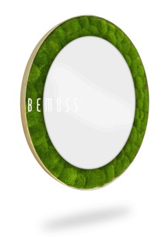 Een ronde spiegel met een groene moslijst en een houten rand. Op het reflecterende oppervlak van de spiegel staat het woord "BEMOSS" en het lijkt alsof hij tegen een witte achtergrond zweeft en daaronder een subtiele schaduw werpt. Dit unieke stuk voegt de natuurlijke schoonheid van BEMOSS naadloos in uw interieur.