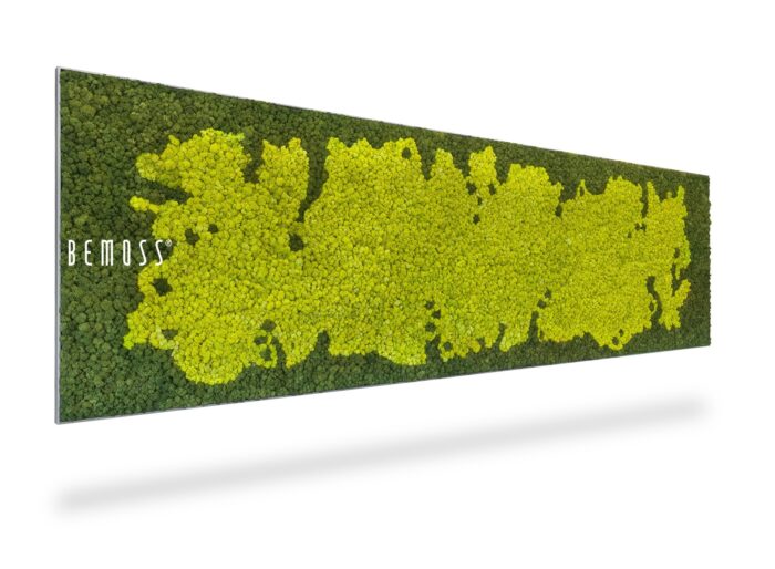 Een lange, rechthoekige BEMOSS-mosschilderij gemaakt van geconserveerd groen en geel mos toont trots de merknaam 
