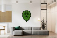 Moderne woonkamer met een grijze sectionele bank versierd met een groen kussen. Een geometrisch kunstwerk met een groene leeuwenkop siert de witte muur boven de bank. De kamer is voorzien van een lichte houten vloer, een minimalistische keuken en moderne verlichtingsarmaturen, waaronder een opvallende BEMOSS-mosschilderij.