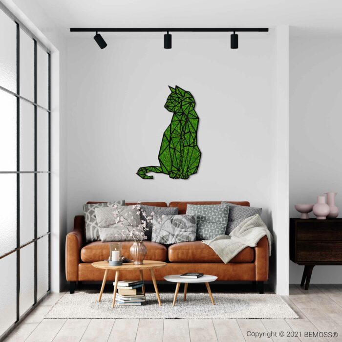 Een moderne woonkamer is voorzien van een bruinleren bank versierd met grijze en witte kussens en een gezellige deken. Ervoor staat een salontafel met decorartikelen. Boven de bank hangt een prachtige BEMOSS moschilderij. De kamer wordt goed verlicht door grote ramen en spoorverlichting.