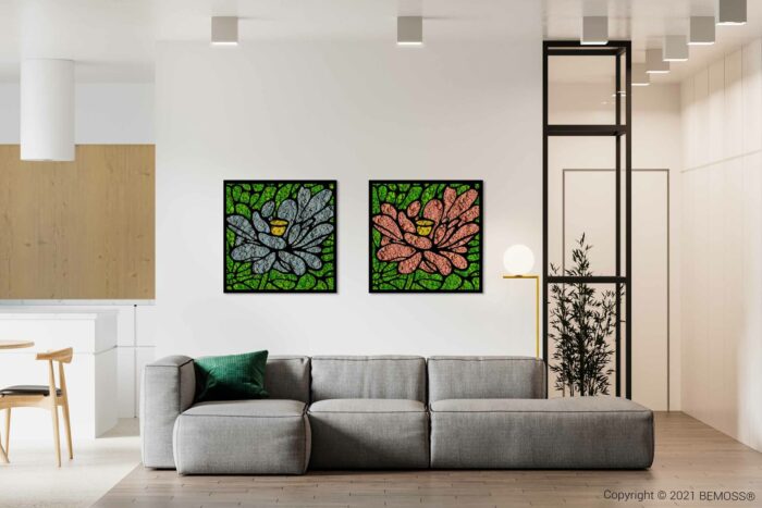 Een moderne woonkamer is voorzien van een grijze zitbank met een groen sierkussen, een houten eethoek op de achtergrond en twee BEMOSS moschilderij-kunstwerken aan de muur boven de bank. De kunstwerken tonen gestileerde bloemen met verschillend gekleurde bloemblaadjes in een elegant mosdessin.