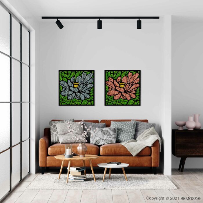 Een moderne woonkamer met een bruinleren bank, versierd met diverse kussens en een zachte plaid. Boven de bank hangt een levendige BEMOSS moschilderij die een natuurlijk tintje aan de ruimte geeft. Op een houten salontafel staan decoratieve voorwerpen. Grote ramen aan de linkerkant zorgen ervoor dat natuurlijk licht de ruimte vult.
